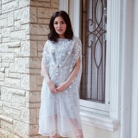 Kaftan model dress dengan bahan sheer dan detail embroidery bunga seperti Nindy adalah investasi busana yang tak hanya untuk Hari Raya namun pesta formal lainnya. Foto: Dok. Instagram