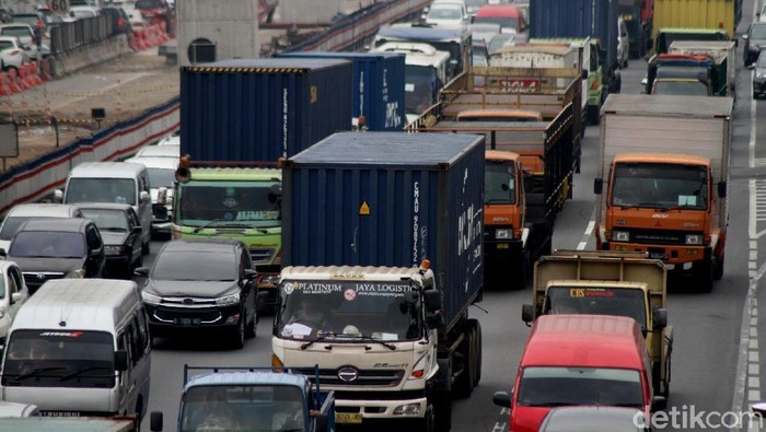 Kemenhub mengimbau truk untuk tidak melewati Tol Jakarta-Cikampek. Terbukti, hari ini masih saja ada truk yang melintas.