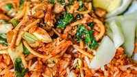 Ada nasi goreng jawa komplet punya @sasmitaedo, yang bisa jadi inspirasi untuk menu sahur. Campuran mie, tauge, sawi, dan suwiran daging ayam memang bikin nagih!  Foto: Instagram