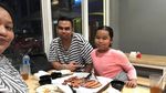Serunya Momen Keluarga Tike Priatnakusuma yang Doyan Makan Semua