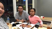 Lewat instagram pribadinya @tikeprie, ia sering membagikan momen makan bersama keluarga dan teman-temannya. Ini momen ketika ia sekeluarga makan daging barbeque. Foto: instagram @tikeprie