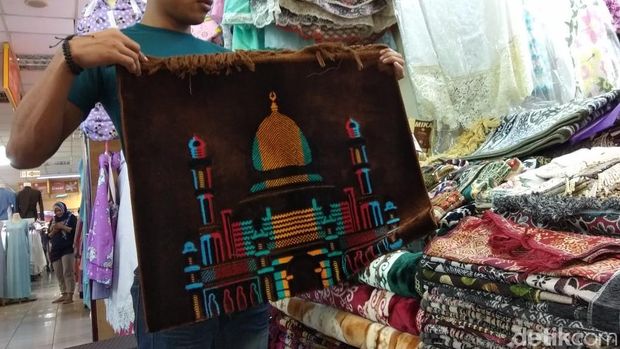 Sajadah Murah di Thamrin City Diburu Pembeli, Ternyata Impor Turki