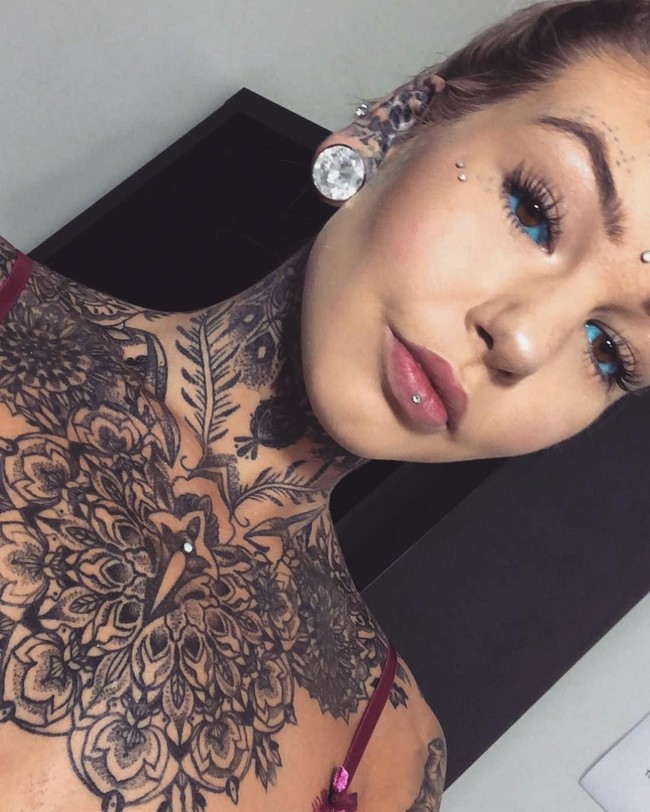 Amber mengaku kecanduan tato sejak usia 16 tahun. Wanita asal New South Wales, Australia itu telah menghabiskan lebih dari US$ 10 ribu atau sekitar Rp 139 juta untuk mengubah penampilannya dengan tato, membuat lidahnya terbelah jadi dua dan membuat lubang telinganya menjadi lebih besar. Foto: Instagram/Amber Luke