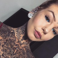 Amber mengaku kecanduan tato sejak usia 16 tahun. Wanita asal New South Wales, Australia itu telah menghabiskan lebih dari US$ 10 ribu atau sekitar Rp 139 juta untuk mengubah penampilannya dengan tato, membuat lidahnya terbelah jadi dua dan membuat lubang telinganya menjadi lebih besar. Foto: Instagram/Amber Luke