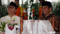 Presiden RI Joko Widodo menghadiri acara buka bersama dengan pimpinan dan anggota Majelis Permusyawaratan Rakyat (MPR) RI, di kediaman rumah dinas Ketua MPR RI Zulkifli Hasan di Komplek Widya Chandra, Jakarta, Jumat (8/6/2018).
