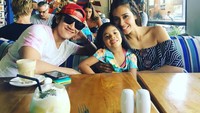 Habiskan liburan tahun bersama, ini pose harmonis dan manis dari keluarga kecil Marsha. Ada Vino, dan sang putri, yang menemani Marsha sarapan.  Foto: Instagram: @marshatimothy