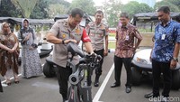 Kapolda Metro Jaya Irjen Pol Idham Azis terlihat sedang mencoba sepeda listrik bantuan dari Bank Mandiri.