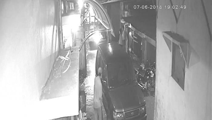 Aksi Pencuri Ponsel Dalam Mobil Terekam CCTV di Kampung Makasar