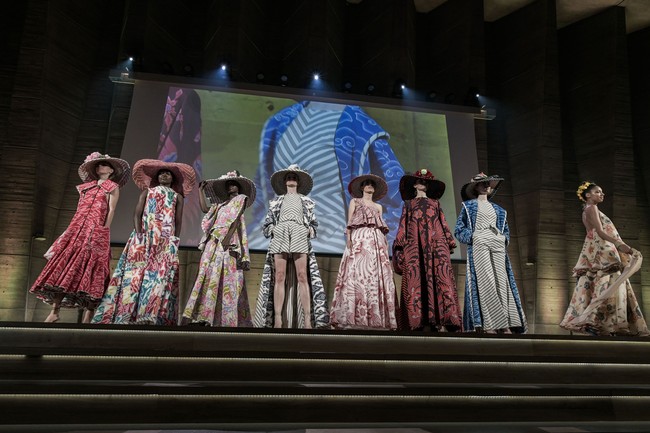 Mempercantik look busana Edward Hutabarat, topi anyaman perajin Singaraja dan Karangasem Bali yang dihiasi bunga-bunga segar khas Prancis. Foto: Rio Motret/Image Dynamics