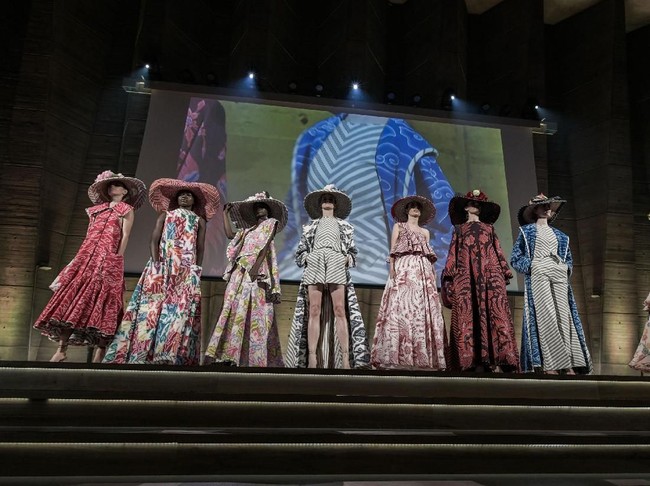 Bukan sekadar memperkenalkan batik, tapi memberikan sesuatu yang mereka mau pakai juga. Selain itu, saya juga memberikan opsi kepada pengantin yang ingin tampil santai di pernikahan, ungkap Edo tentang koleksinya. (Foto: Rio Motret/Image Dynamics)