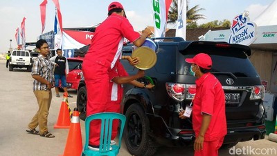 BBM Kaleng di Tol Salatiga-Colomadu Diserbu Pemudik
