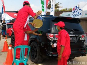 BBM Kaleng di Tol Salatiga-Colomadu Diserbu Pemudik