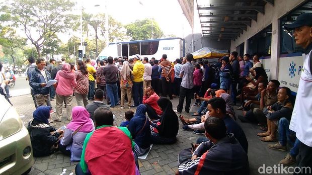 Pemohon SIM bahkan hingga duduk lesehan menunggu giliran 