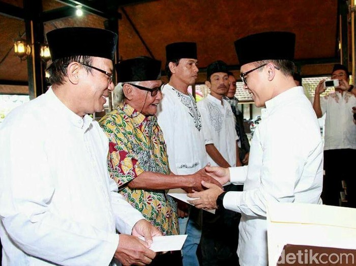 Budayawan di Banyuwangi Dapat Tali Asih