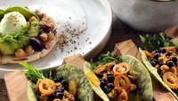 Meni ternyata juga doyan alpukat lho. Kali ini ia menikmati sajian serba alpukat buatan bar alpukat pertama di Bali. Nyam nyamm! Foto: Instagram stephaniepoetri