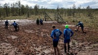 Pernah membayangkan bagaimana orang di Rusia bermain bola? Seperti ini kurang lebih situasinya. Meski lapangan bolanya penuh lumpur, tapi orang-orang di Leningrad, Rusia ini tetap enjoy (Anton Vaganov/Reuters)