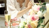 Cantiknya! Ini pose Marsha saat sedang menghadiri jamuan makan malam, ada champagne dan kue macarons warna-warni yang manis. Foto: Instagram: @marshatimothy