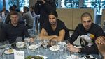 Lihat Nih Asyiknya Pesepak Bola Karim Benzema Saat Sedang Kulineran