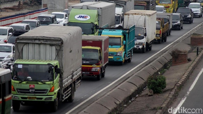 Kemenhub mengimbau truk untuk tidak melewati Tol Jakarta-Cikampek. Terbukti, hari ini masih saja ada truk yang melintas.