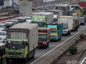 Hari Ini Truk Masih Nekat Lewat Tol Cikampek