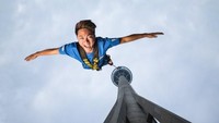 Foto: Kota Macau, China tak hanya kental dengan perjudian dan kasino. Di sana juga ada Menara Macau juga menawarkan sensasi bungee jumping setinggi 233 meter (CNN Travel)