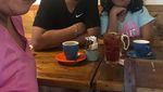 Serunya Momen Keluarga Tike Priatnakusuma yang Doyan Makan Semua