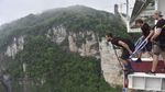 Foto: Bungee Jumping dari Jembatan Kaca Tertinggi Sedunia