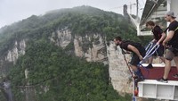 Foto:  Bungee Jumping di Jembatan Kaca Grand Canyon Zhangjiajie istimewa. Saat melompatan Anda bisa melihat pemandangan yang sangat bagus (CNN Travel)