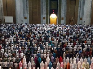 Puluhan Ribu Umat Muslim Berburu Lailatul Qadar di Masjid Al Akbar