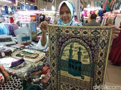 Berkah Ramadan, Jualan Sajadah Laris Manis di Thamrin City