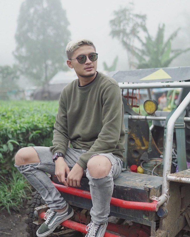Celana jeans sobek jadi andalan Syamsir Alam saat bergaya di sela-sela memandu acara My Trip My Adventure. Foto: Instagram Syamsir Alam