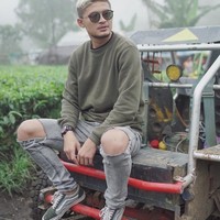 Celana jeans sobek jadi andalan Syamsir Alam saat bergaya di sela-sela memandu acara My Trip My Adventure. Foto: Instagram Syamsir Alam