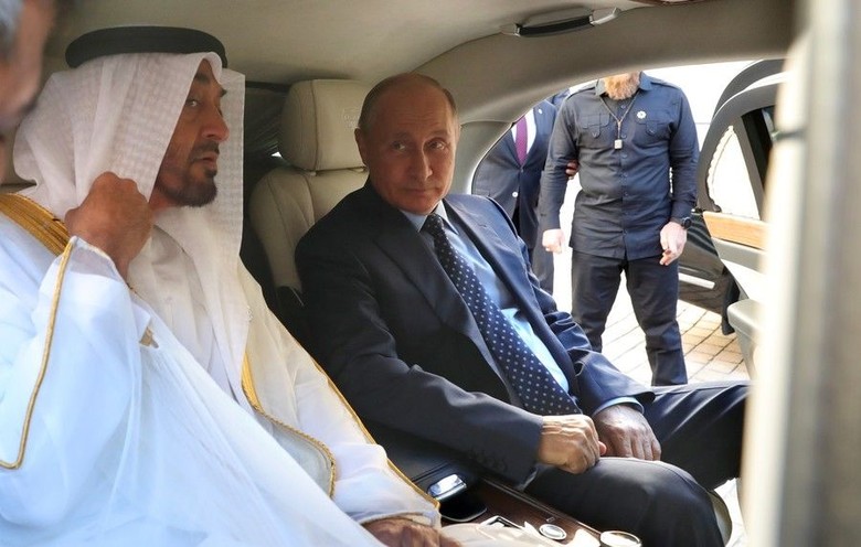 Vladimir Putin Pamer Mobil Dinas Buatan Rusia ke Pangeran Abu Dhabi Vladimir Putin Pamer Mobil Dinas Buatan Rusia ke Pangeran Abu Dhabi