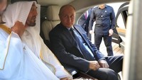 Putin tampak mengajak pangeran Abu Dhabi itu untuk duduk di bagian belakang limonya. Saat pintunya dibuka tampak lapisan kulit melapisi bagian interior mobil.  Foto: Screenshot YouTube