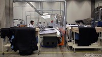 Pembangunan pabrik di Valvigna bertujuan untuk mempermudah produksi dengan ketersediaan barang mentah yang mudah didapatkan. Seperti kulit untuk sepatu. Foto: Stefano Rellandini/Reuters