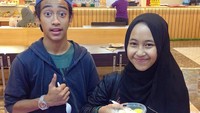 Abidzar Al Ghifari merupakan anak kedua pasangan Ustaz Jeffry Al Buchori dan Pipik Dian Irawati. Ini saat Abidzar dan sang kakak, Adiba makan snow ice cream bersama di salah satu pusat perbelanjaan Jogja. Foto: Instagram qqtaiwanese