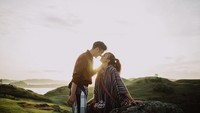 Vendor yang terlibat dari pemotretan itu juga memposting foto-foto Nadine dan Dimas. Para vendor memasang sejumlah hashtag seperti #wedding dan #prewedding. Foto: Instagram The Eternity