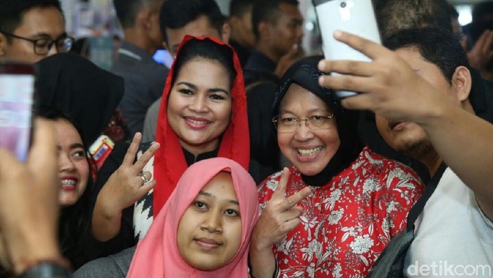 Kunjungi Mall, Puti dan Risma Kenalkan Salam 2 Jari