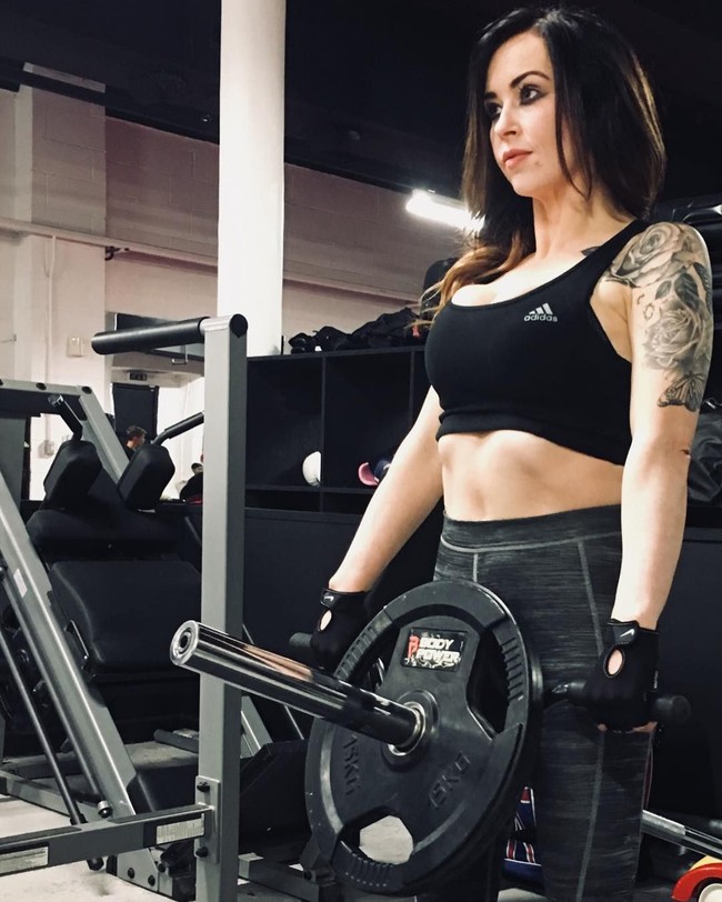 Meski sudah jadi nenek, wanita yang memegang sabuk hitam untuk olahraga kickboxing itu juga rutin berolahraga untuk mempertahankan bentuk tubuhnya. Foto: Instagram Carrie Hilton