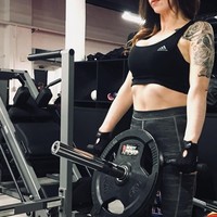 Meski sudah jadi nenek, wanita yang memegang sabuk hitam untuk olahraga kickboxing itu juga rutin berolahraga untuk mempertahankan bentuk tubuhnya. Foto: Instagram Carrie Hilton