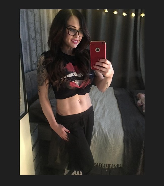 Dia terlihat cantik untuk wanita seusianya, aku akui, tapi aku meragukan dia tidak pernah melakukan tindakan apapun, seperti Botox dan beberapa perawatan kecantikan lain, ungkap Carrie mengenai saingannya. Foto: Instagram Carrie Hilton