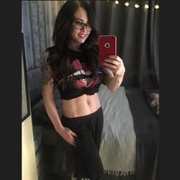 Dia terlihat cantik untuk wanita seusianya, aku akui, tapi aku meragukan dia tidak pernah melakukan tindakan apapun, seperti Botox dan beberapa perawatan kecantikan lain, ungkap Carrie mengenai saingannya. Foto: Instagram Carrie Hilton