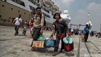  Mereka datang menggunakan kapal KM Dorolonda.