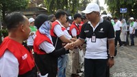 Kimia Farma menyediakan 16 armada bus atau 750 kursi yang tidak hanya ditujukan untuk karyawan Kimia Farma akan tetapi juga untuk masyarakat umum khususnya pelanggan Kimia Farma.