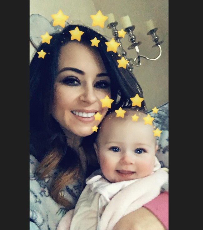 Jika melihat penampilannya, Anda mungkin tidak menyangka jika Carrie Hilton sudah punya cucu. Selain karena terlihat cantik dan seksi, usia Carrie yang baru 36 tahun memang tergolong sangat muda untuk punya seorang cucu.  Foto: Instagram Carrie Hilton