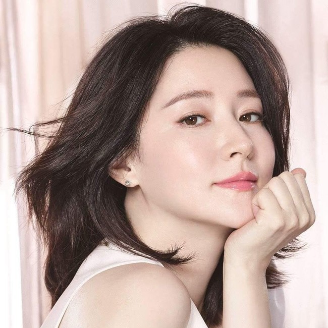 Minum air adalah hal terpenting yang dilalukan Lee Yeong Ae untuk menjaga kesehatannya. Pemain Jewel In The Palace yang berusia 47 tahun ini juga menjaga kulitnua tetap glowing dengan skin care. Foto: Istimewa