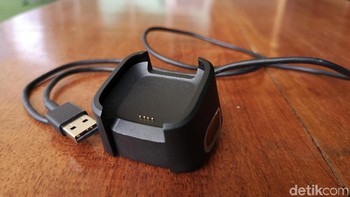 Begini tampilan docking charger Fitbit. Foto: Muhammad Alif Goenawan/detikINET