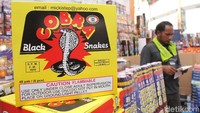 Pedagang menjual mulai dari kembang api sampai petasan roket.