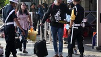 Kurang lebih sebanyak 76 personel disiagakan untuk pelayanan penumpang pengguna jasa kerta api agar dapat terlayanai dengan maksimal.