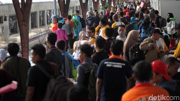 25.170 Pemudik Berangkat Melalui Stasiun Pasar Senen